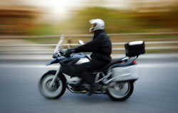 Coursier à scooter assurant le transport express des empreintes auriculaires