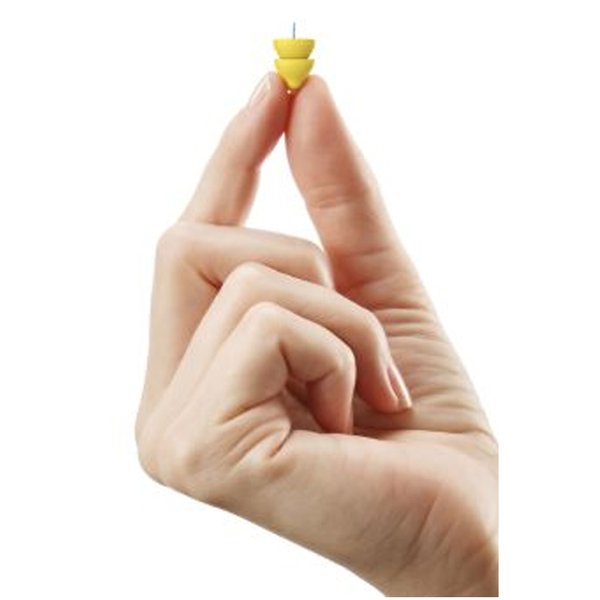 Main tenant une aide auditive Lyric, plus petite qu’un ongle