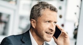 Homme en costume téléphonant dans la rue